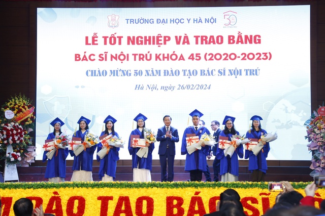 Phó Thủ tướng: 'Lựa chọn ngành y là lựa chọn của lòng dũng cảm, sự dấn thân'- Ảnh 4.