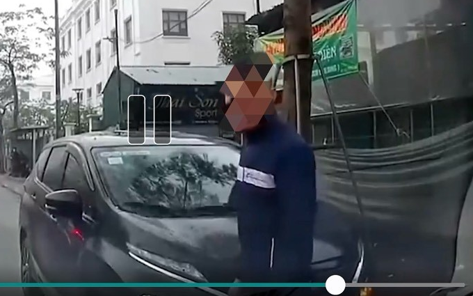 Phẫn nộ tài xế ô tô đi ngược chiều còn đe dọa người đi đường