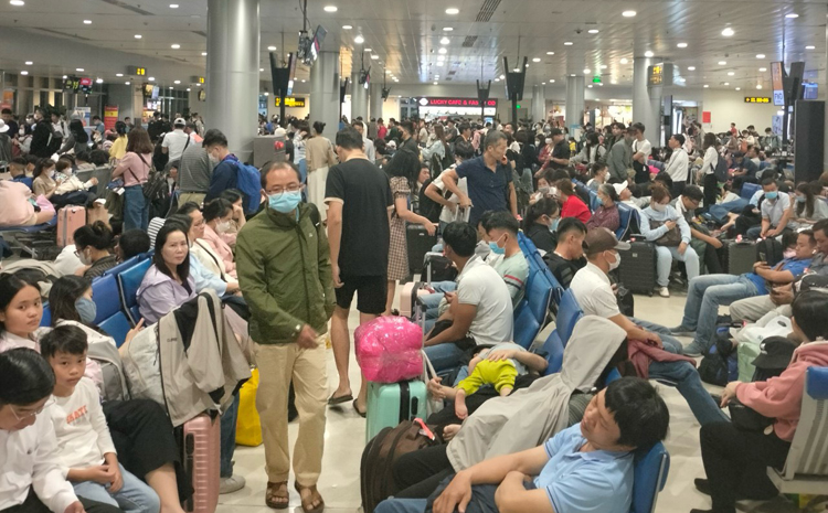 Sân bay Tân Sơn Nhất đông nghẹt người dân về quê ăn Tết- Ảnh 5.