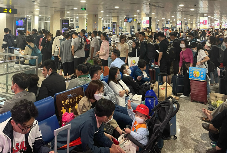 Sân bay Tân Sơn Nhất đông nghẹt người dân về quê ăn Tết- Ảnh 4.