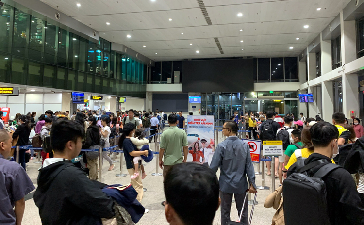 Sân bay Tân Sơn Nhất đông nghẹt người dân về quê ăn Tết- Ảnh 3.