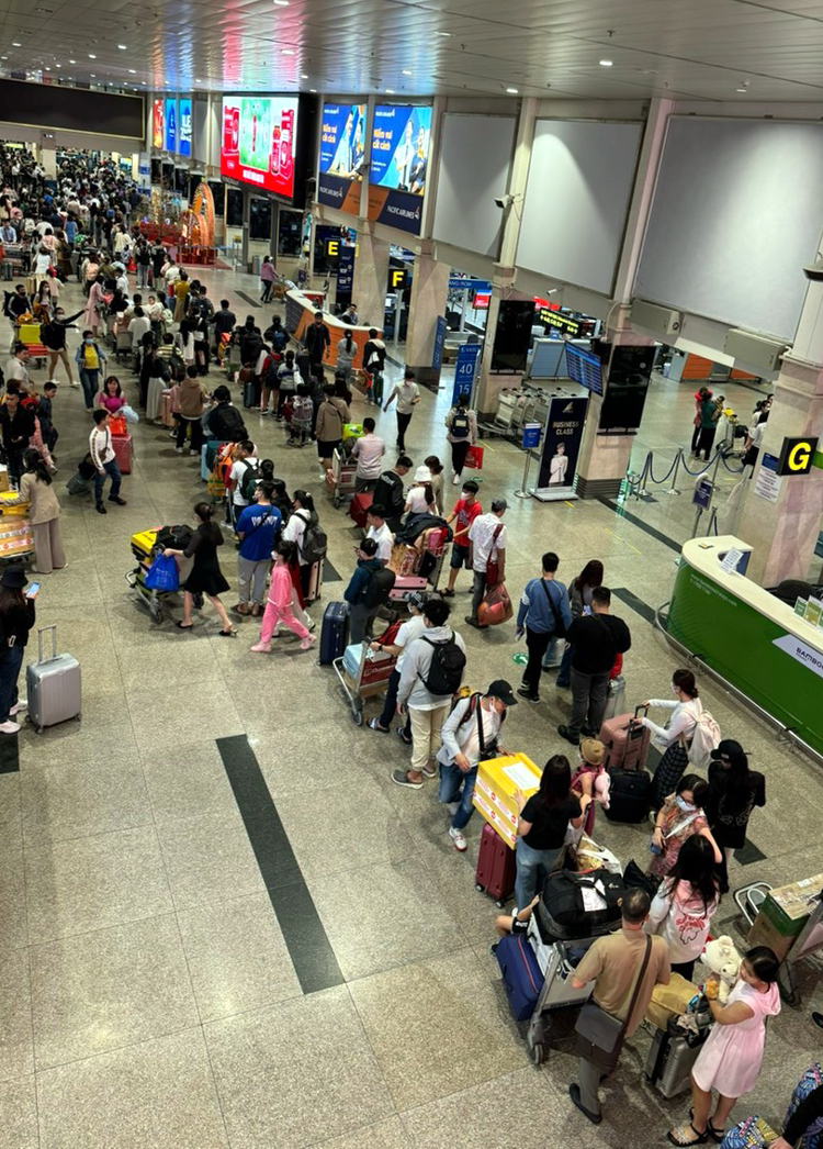 Sân bay Tân Sơn Nhất đông nghẹt người dân về quê ăn Tết- Ảnh 2.