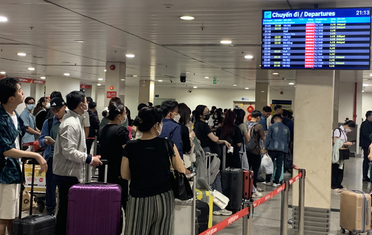 Sân bay Tân Sơn Nhất đông nghẹt người dân về quê ăn Tết- Ảnh 7.
