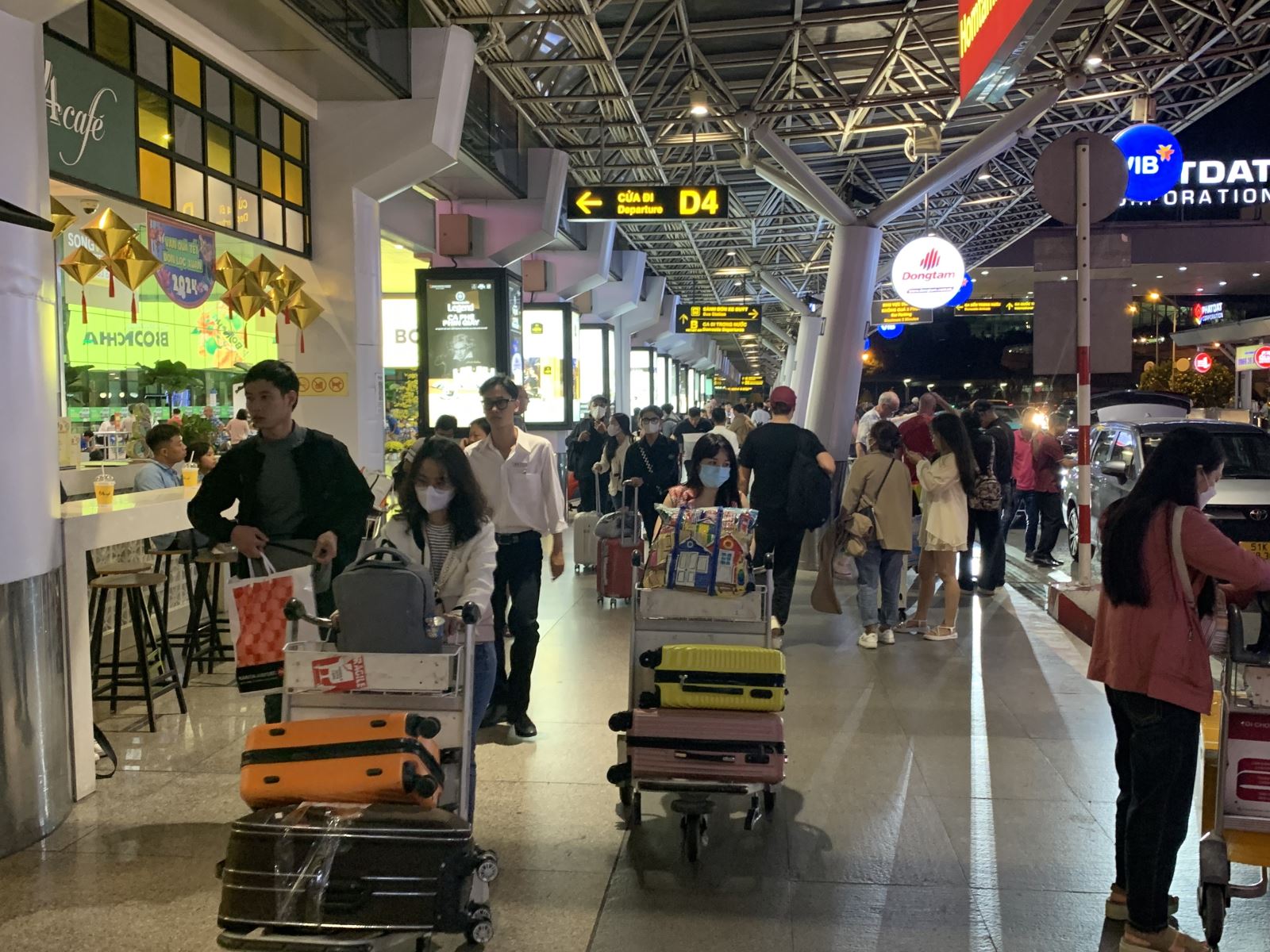 Sân bay Tân Sơn Nhất đông nghẹt người dân về quê ăn Tết- Ảnh 6.