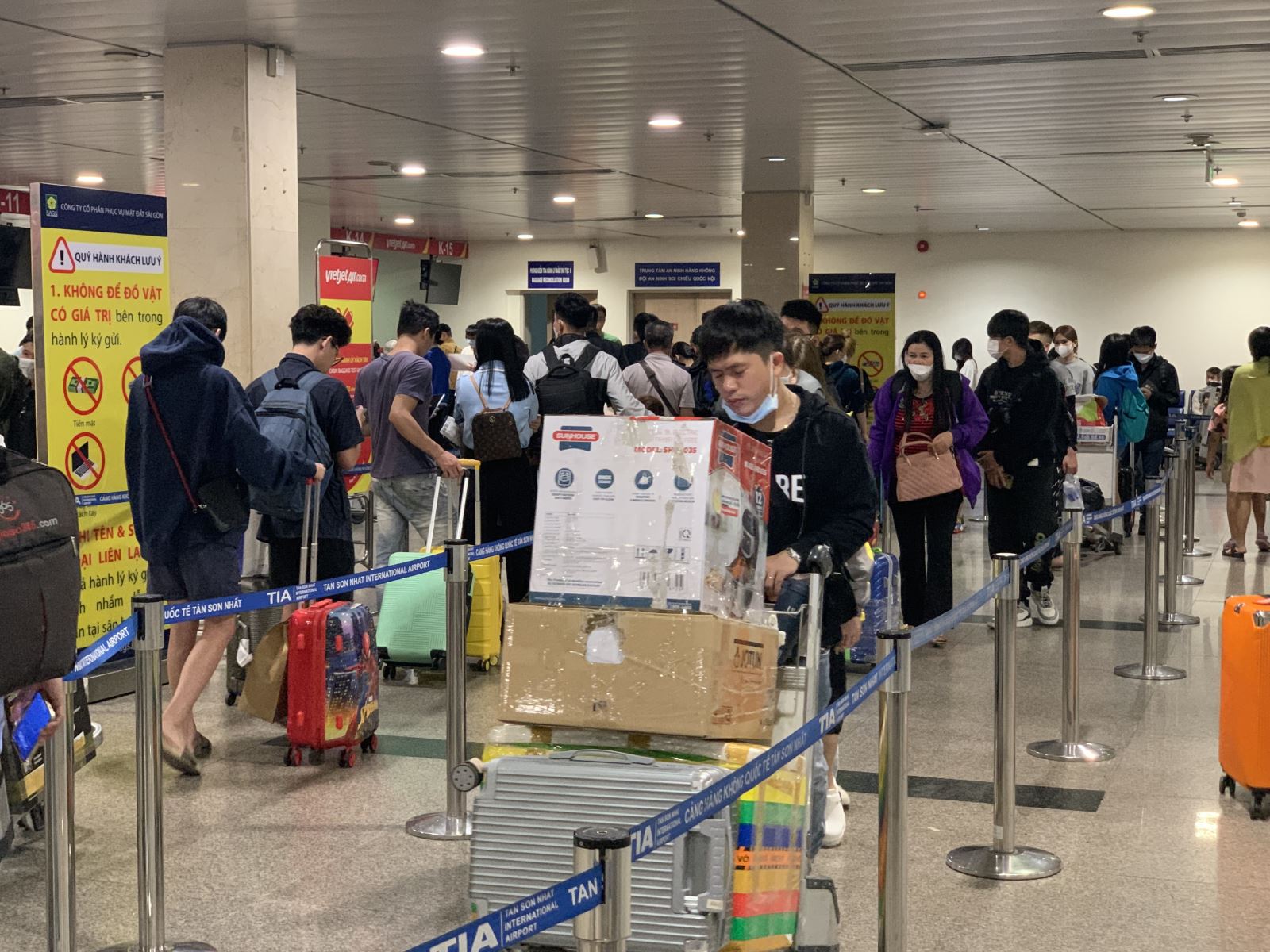 Sân bay Tân Sơn Nhất đông nghẹt người dân về quê ăn Tết- Ảnh 8.