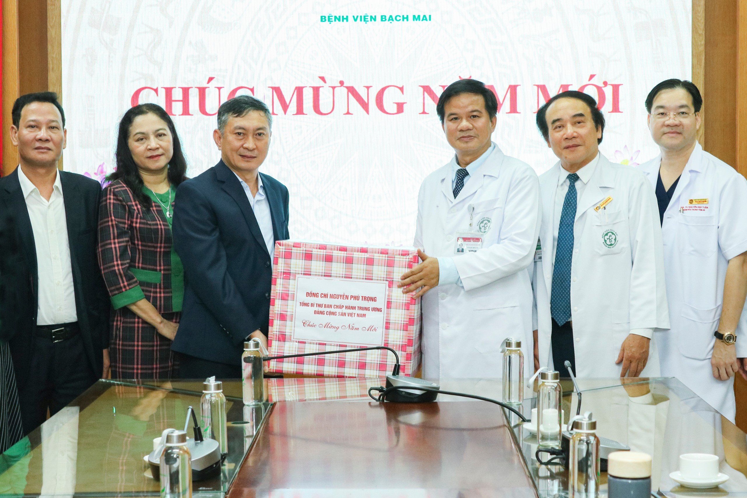 Bệnh viện Bạch Mai vinh dự nhận quà Tết của Tổng Bí thư Nguyễn Phú Trọng và Văn phòng Trung ương Đảng- Ảnh 2.