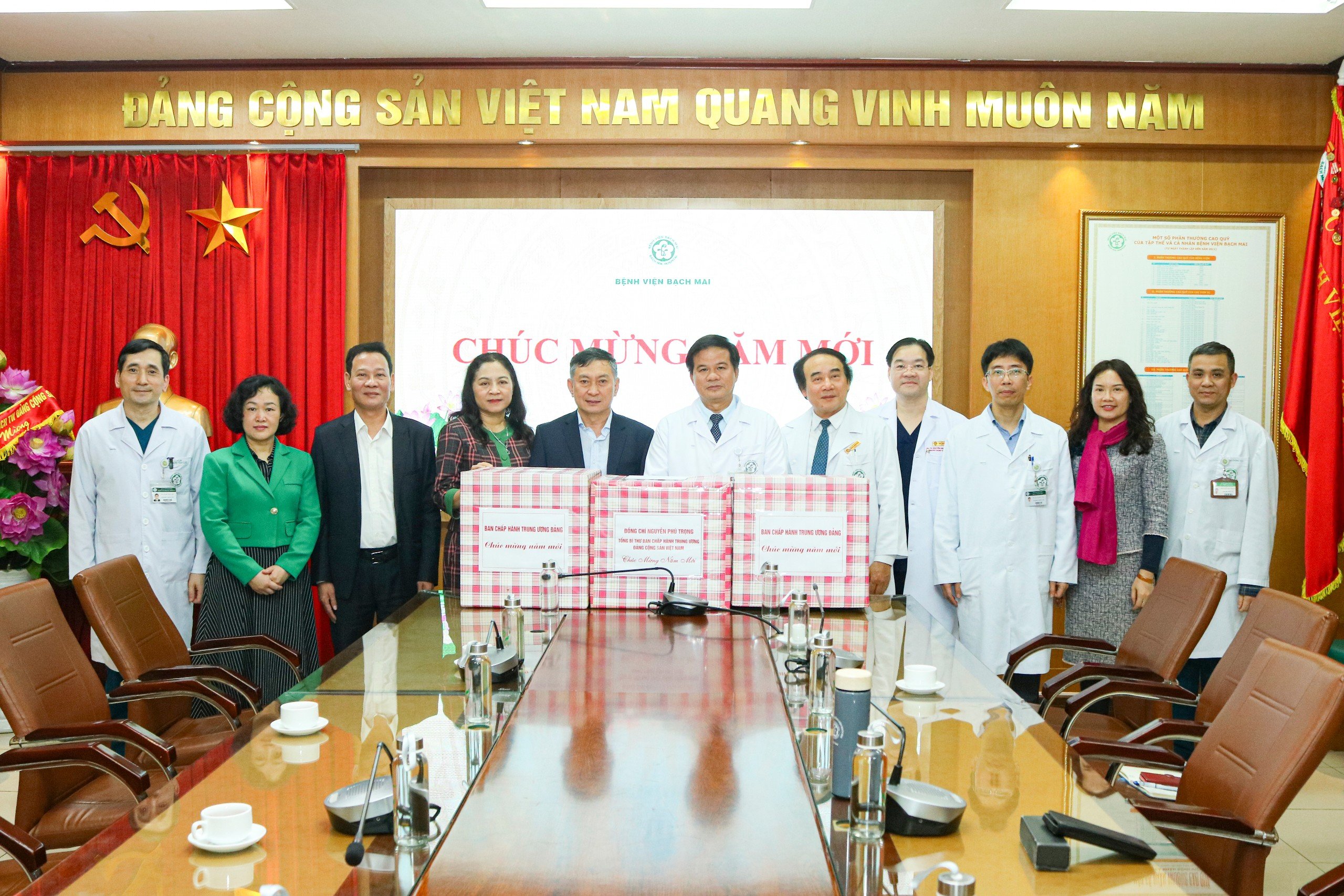 Bệnh viện Bạch Mai vinh dự nhận quà Tết của Tổng Bí thư Nguyễn Phú Trọng và Văn phòng Trung ương Đảng- Ảnh 1.