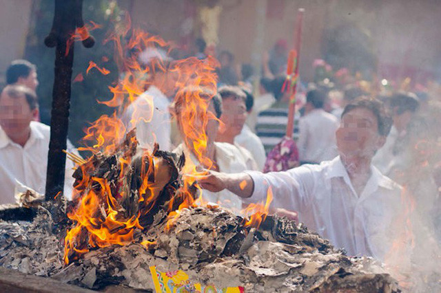 Không đốt đồ mã, vàng mã tràn lan gây lãng phí, tốn kém dịp Tết và Lễ hội Xuân- Ảnh 1.