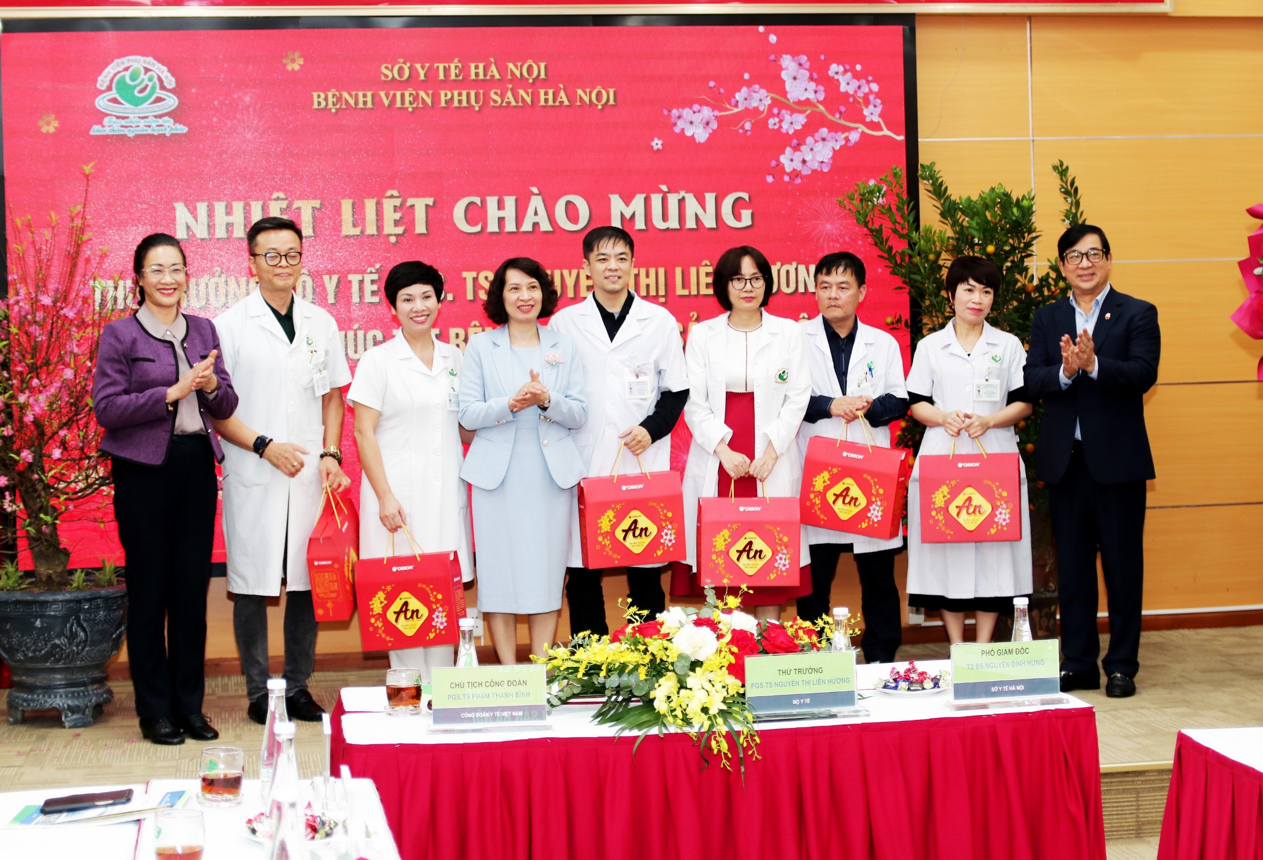 Thứ trưởng Bộ Y tế Nguyễn Thị Liên Hương thăm, chúc Tết y bác sĩ, sản phụ tại Bệnh viện Phụ sản Hà Nội- Ảnh 3.