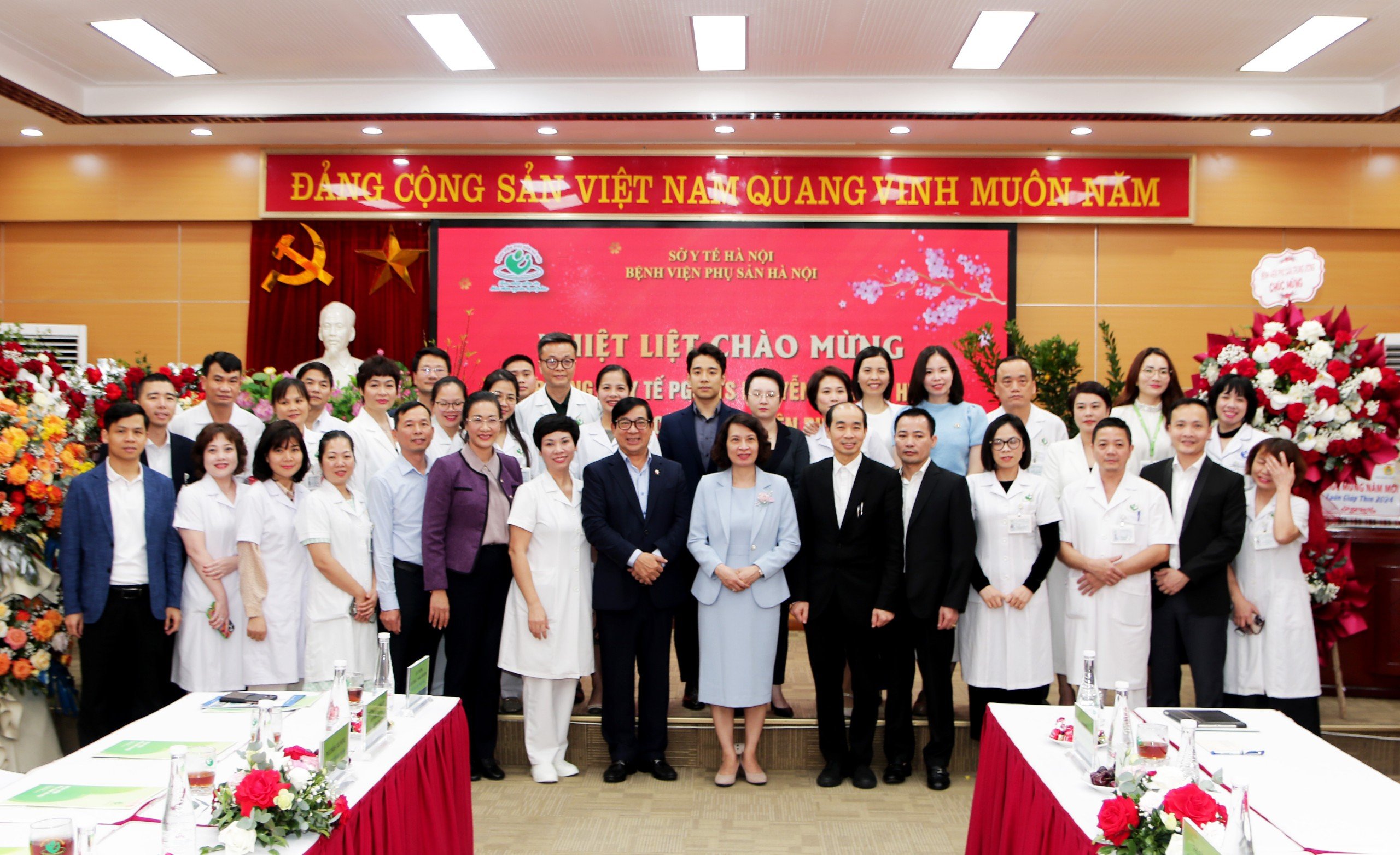 Thứ trưởng Bộ Y tế Nguyễn Thị Liên Hương thăm, chúc Tết y bác sĩ, sản phụ tại Bệnh viện Phụ sản Hà Nội- Ảnh 4.