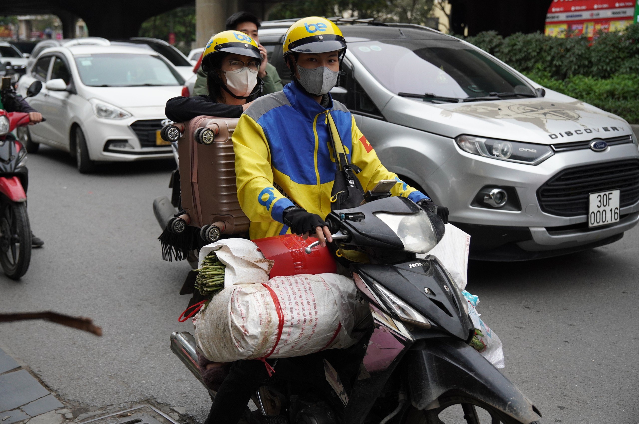 Kết thúc ngày làm việc cuối cùng của năm cũ, người dân 'rồng rắn' về quê- Ảnh 14.