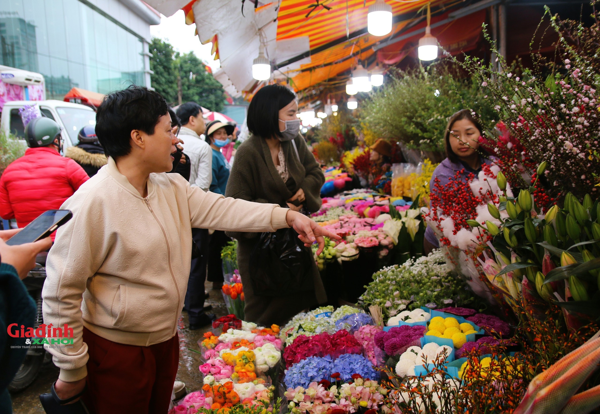 Chợ hoa Quảng An tấp nập ngày giáp Tết- Ảnh 6.