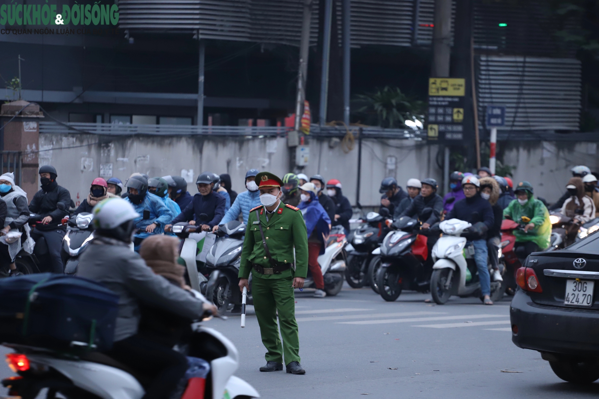 Kết thúc ngày làm việc cuối cùng của năm cũ, người dân 'rồng rắn' về quê- Ảnh 7.