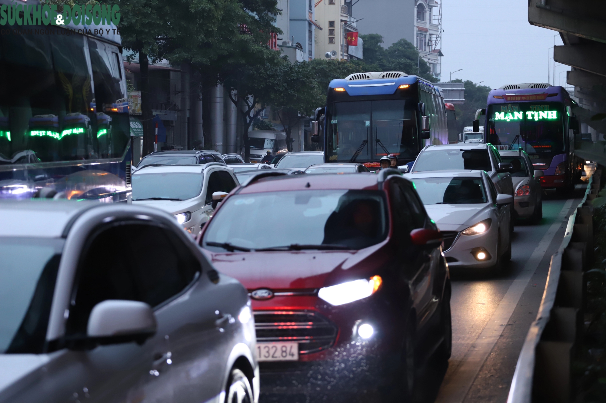 Kết thúc ngày làm việc cuối cùng của năm cũ, người dân 'rồng rắn' về quê- Ảnh 9.