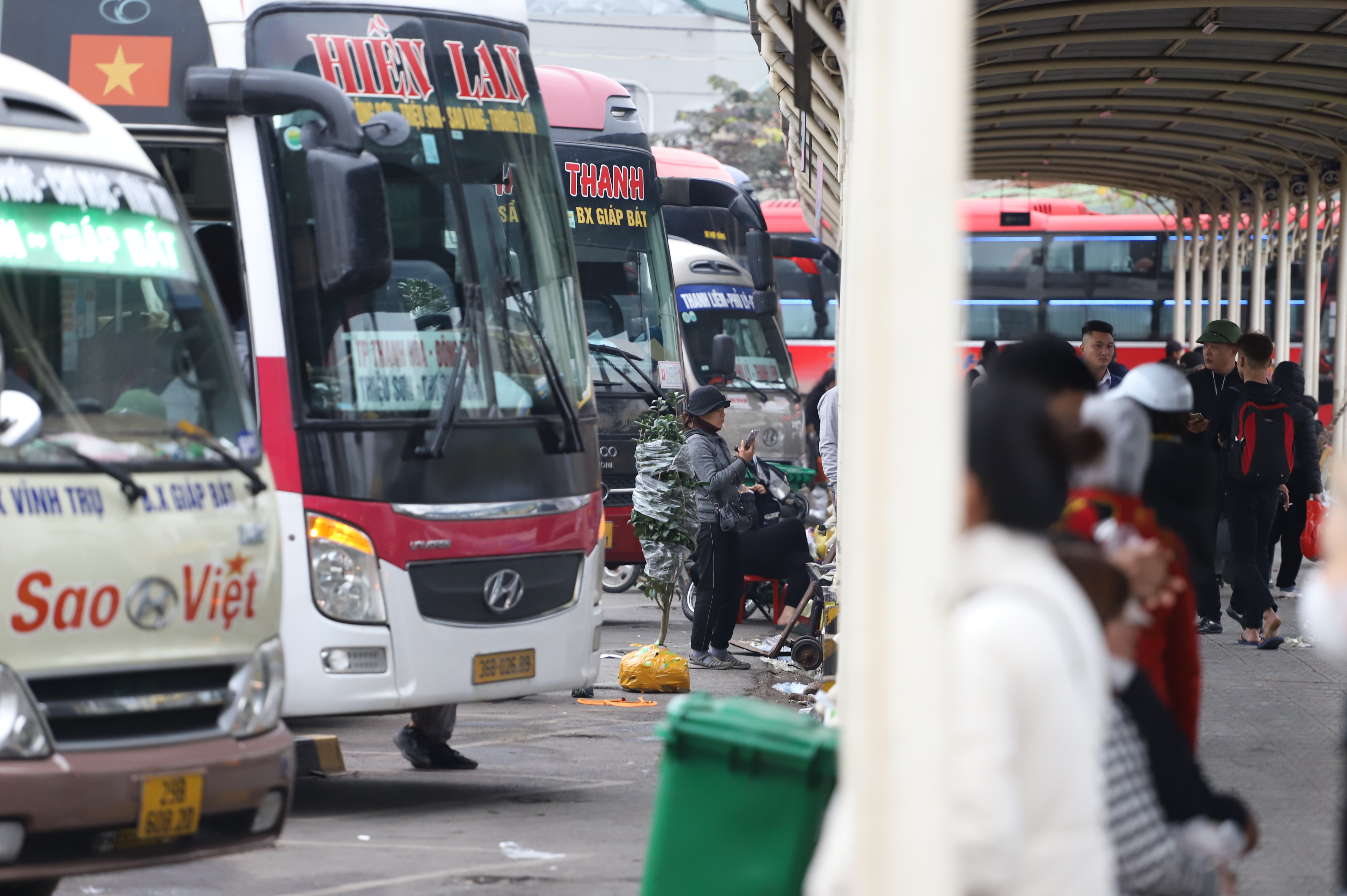 Khách đến bến chiều 28 Tết 'khiêm tốn', nhiều xe xuất bến với quá nửa ghế trống- Ảnh 3.