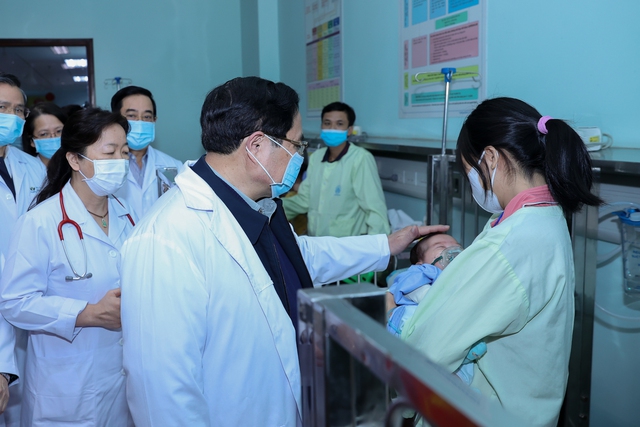 Thủ tướng Chính phủ thăm, động viên y bác sĩ trực Tết và bệnh nhân điều trị tại các bệnh viện đầu ngành- Ảnh 7.