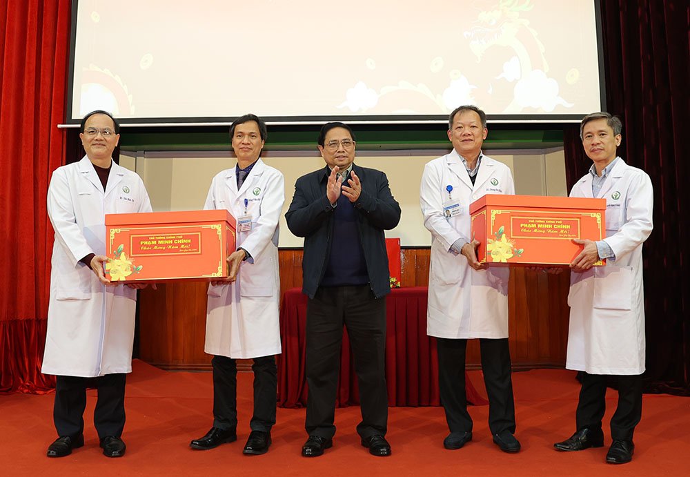 Thủ tướng Chính phủ thăm, động viên y bác sĩ trực Tết và bệnh nhân điều trị tại các bệnh viện đầu ngành- Ảnh 4.