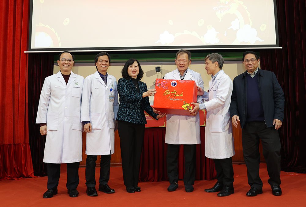 Thủ tướng Chính phủ thăm, động viên y bác sĩ trực Tết và bệnh nhân điều trị tại các bệnh viện đầu ngành- Ảnh 10.