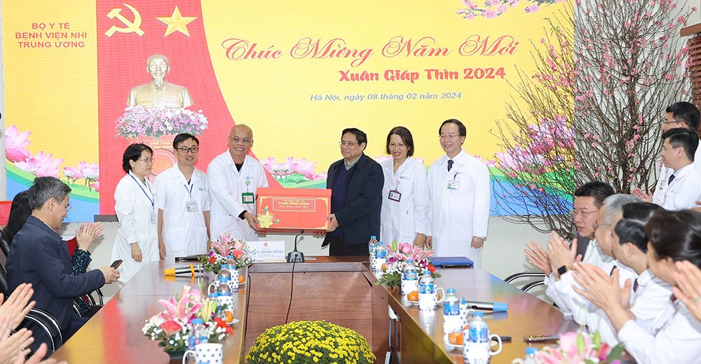 Thủ tướng Chính phủ thăm, động viên y bác sĩ trực Tết và bệnh nhân điều trị tại các bệnh viện đầu ngành- Ảnh 8.