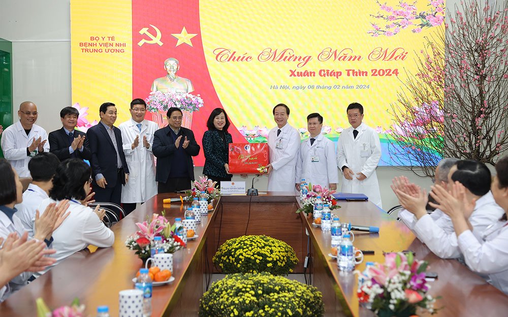 Thủ tướng Chính phủ thăm, động viên y bác sĩ trực Tết và bệnh nhân điều trị tại các bệnh viện đầu ngành- Ảnh 11.