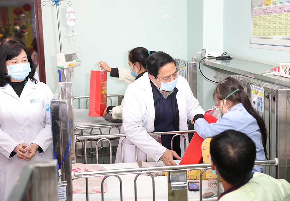 Thủ tướng Chính phủ thăm, động viên y bác sĩ trực Tết và bệnh nhân điều trị tại các bệnh viện đầu ngành- Ảnh 6.
