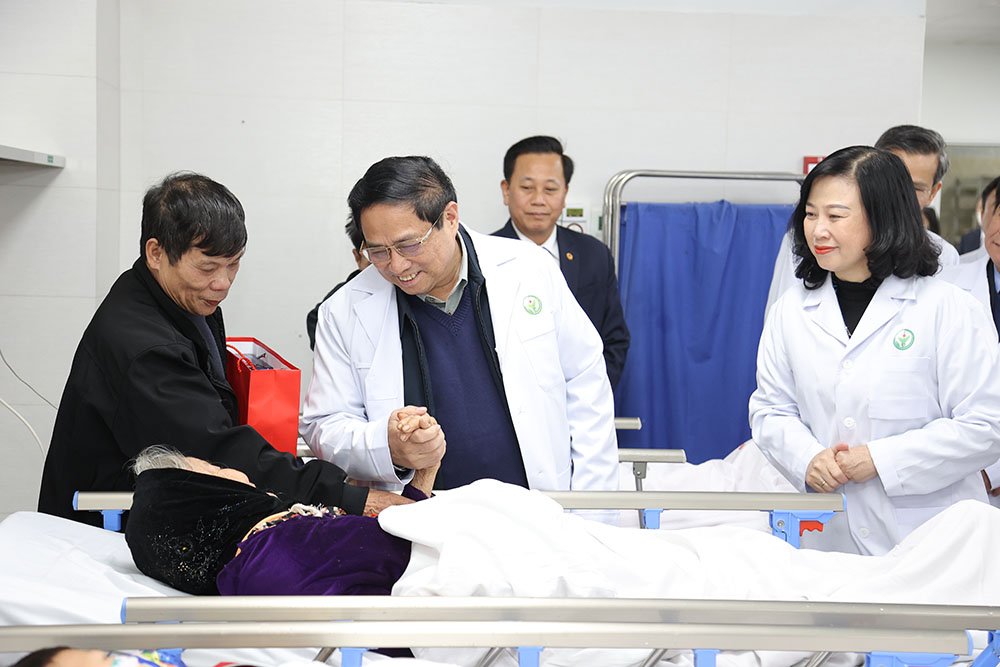 Thủ tướng Chính phủ thăm, động viên y bác sĩ trực Tết và bệnh nhân điều trị tại các bệnh viện đầu ngành- Ảnh 1.