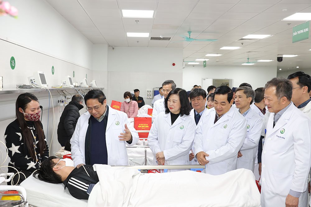 Thủ tướng Chính phủ thăm, động viên y bác sĩ trực Tết và bệnh nhân điều trị tại các bệnh viện đầu ngành- Ảnh 2.