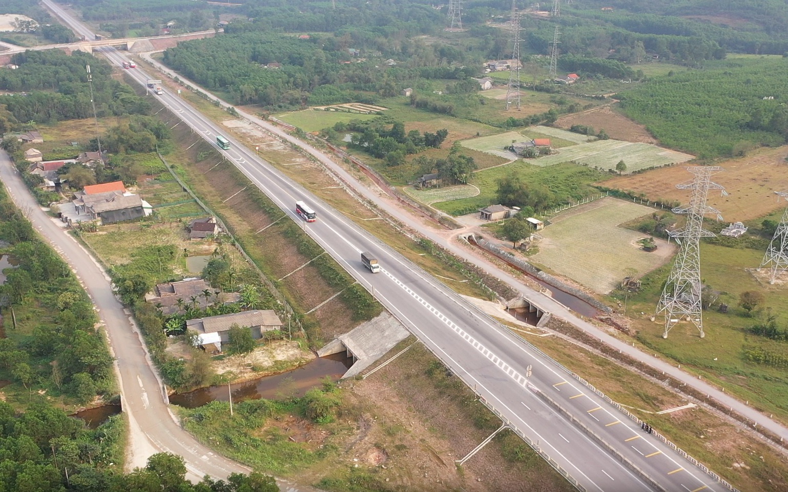 Bổ sung biển báo trên cao tốc Cam Lộ - La Sơn sau tai nạn nghiêm trọng