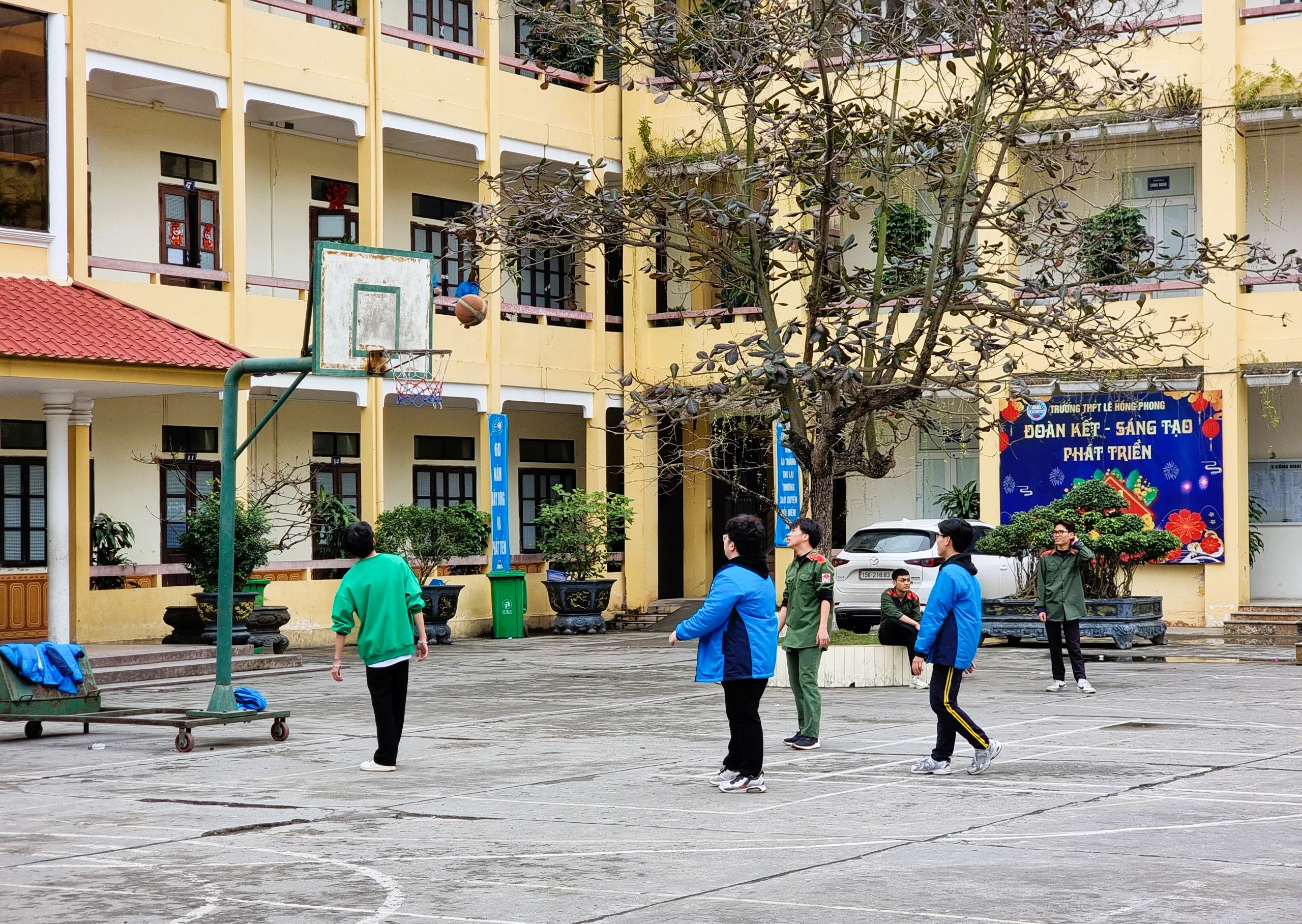 Hải Phòng: Lùm xùm việc tổ chức trải nghiệm dài ngày, sát kỳ thi tốt nghiệp- Ảnh 2.