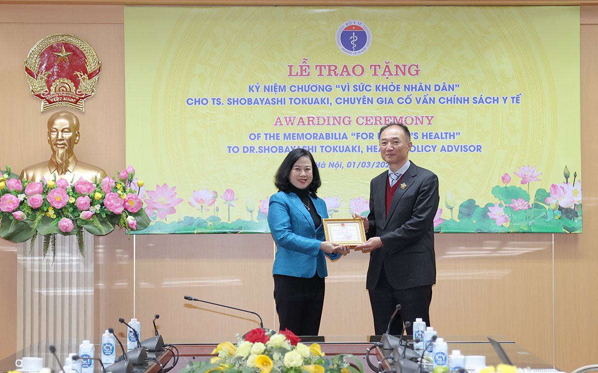 Bộ trưởng Đào Hồng Lan trao Kỷ niệm chương "Vì sức khoẻ nhân dân" cho chuyên gia cố vấn chính sách y tế của JICA