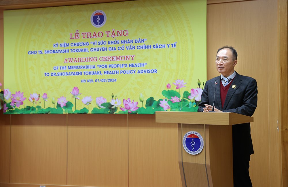 Bộ trưởng Đào Hồng Lan trao Kỷ niệm chương 'Vì sức khoẻ nhân dân' cho chuyên gia cố vấn chính sách y tế của JICA- Ảnh 3.