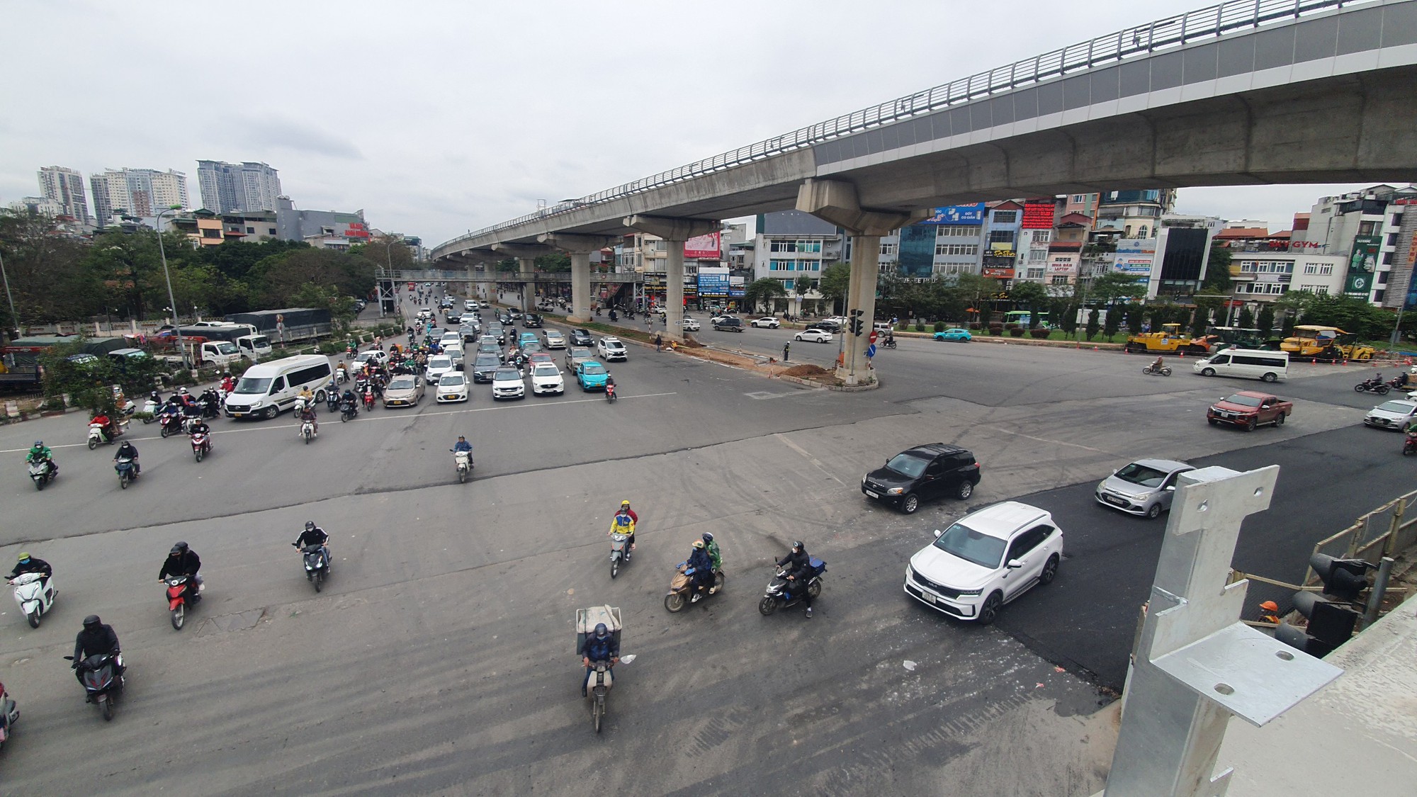 Hà Nội: Người dân chật vật khi đi qua nút 'thắt cổ chai' ở cầu vượt Mai Dịch- Ảnh 3.
