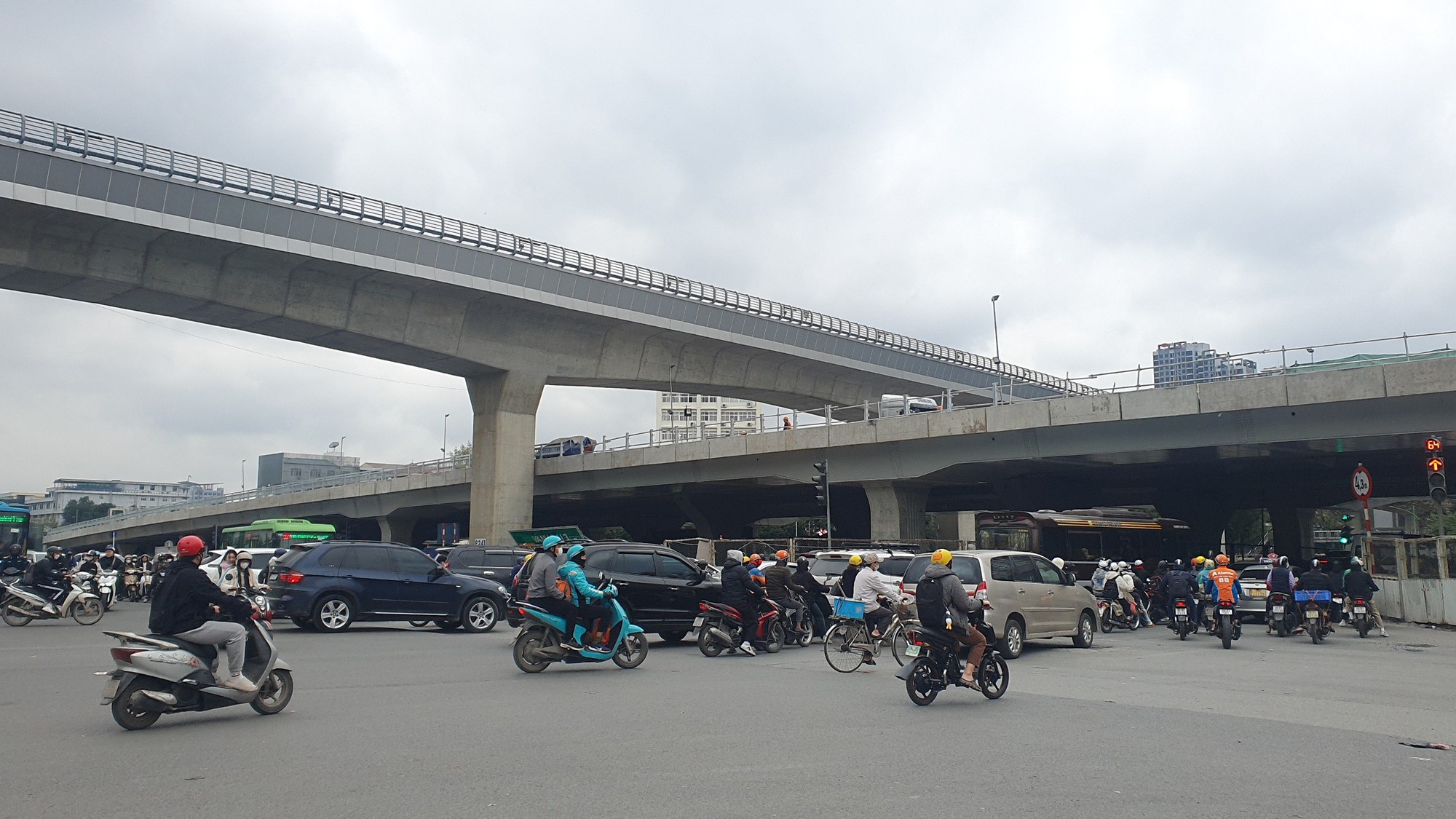 Hà Nội: Người dân chật vật khi đi qua nút 'thắt cổ chai' ở cầu vượt Mai Dịch- Ảnh 2.