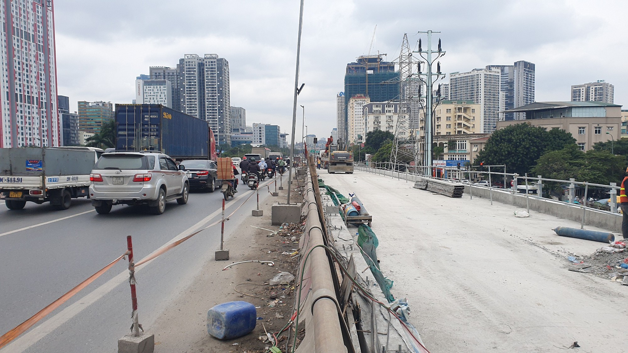 Hà Nội: Người dân chật vật khi đi qua nút 'thắt cổ chai' ở cầu vượt Mai Dịch- Ảnh 13.