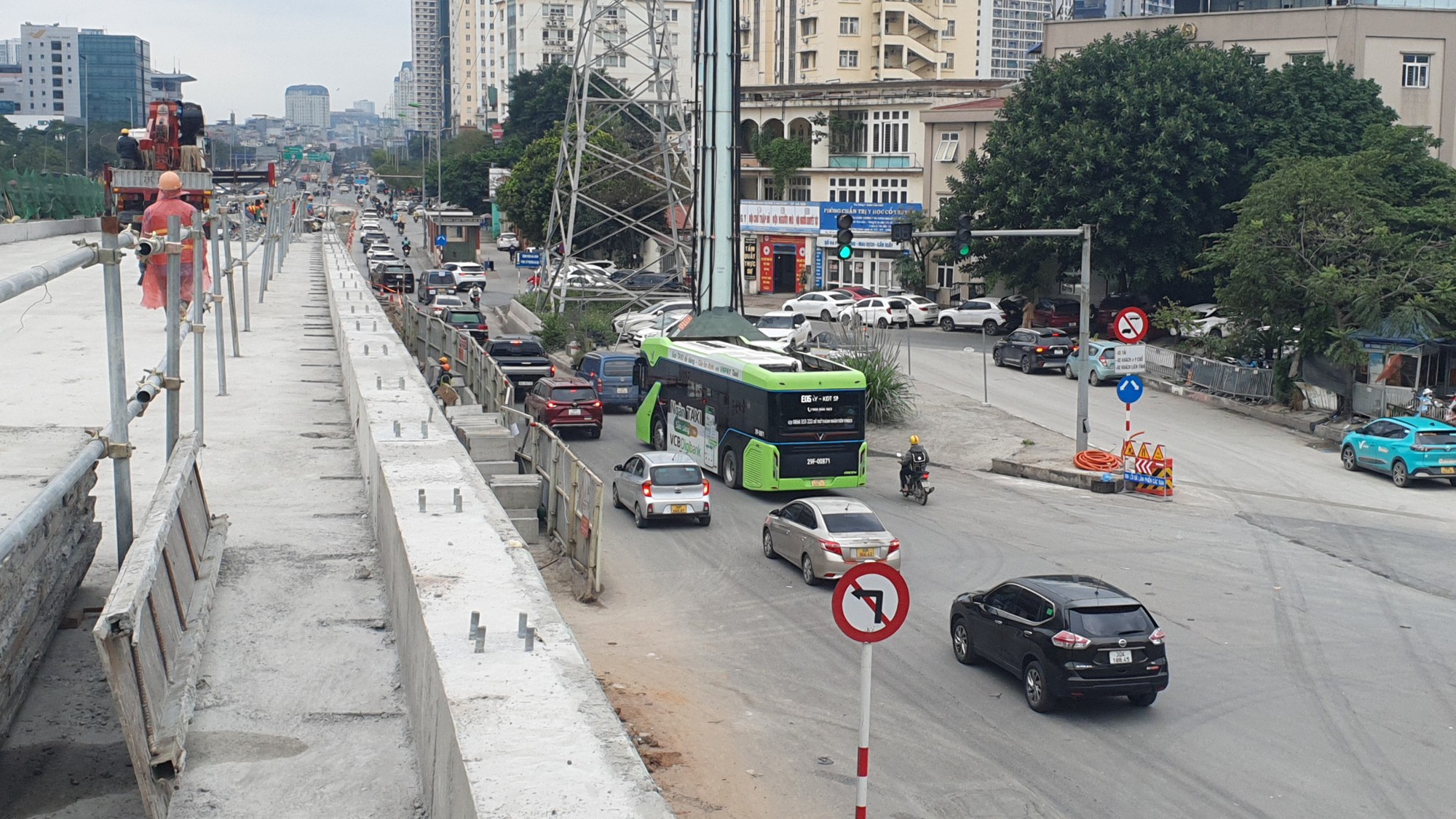 Hà Nội: Người dân chật vật khi đi qua nút 'thắt cổ chai' ở cầu vượt Mai Dịch- Ảnh 5.