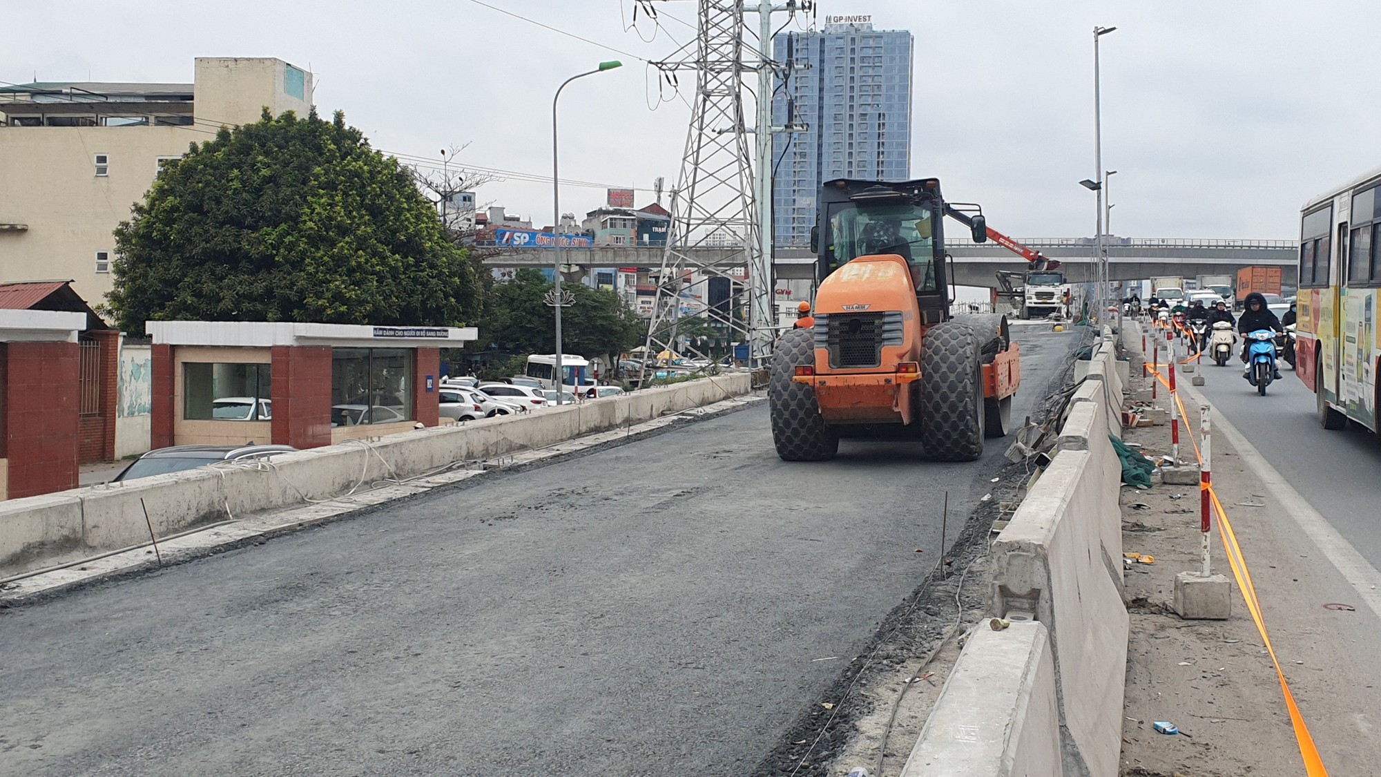 Hà Nội: Người dân chật vật khi đi qua nút 'thắt cổ chai' ở cầu vượt Mai Dịch- Ảnh 15.