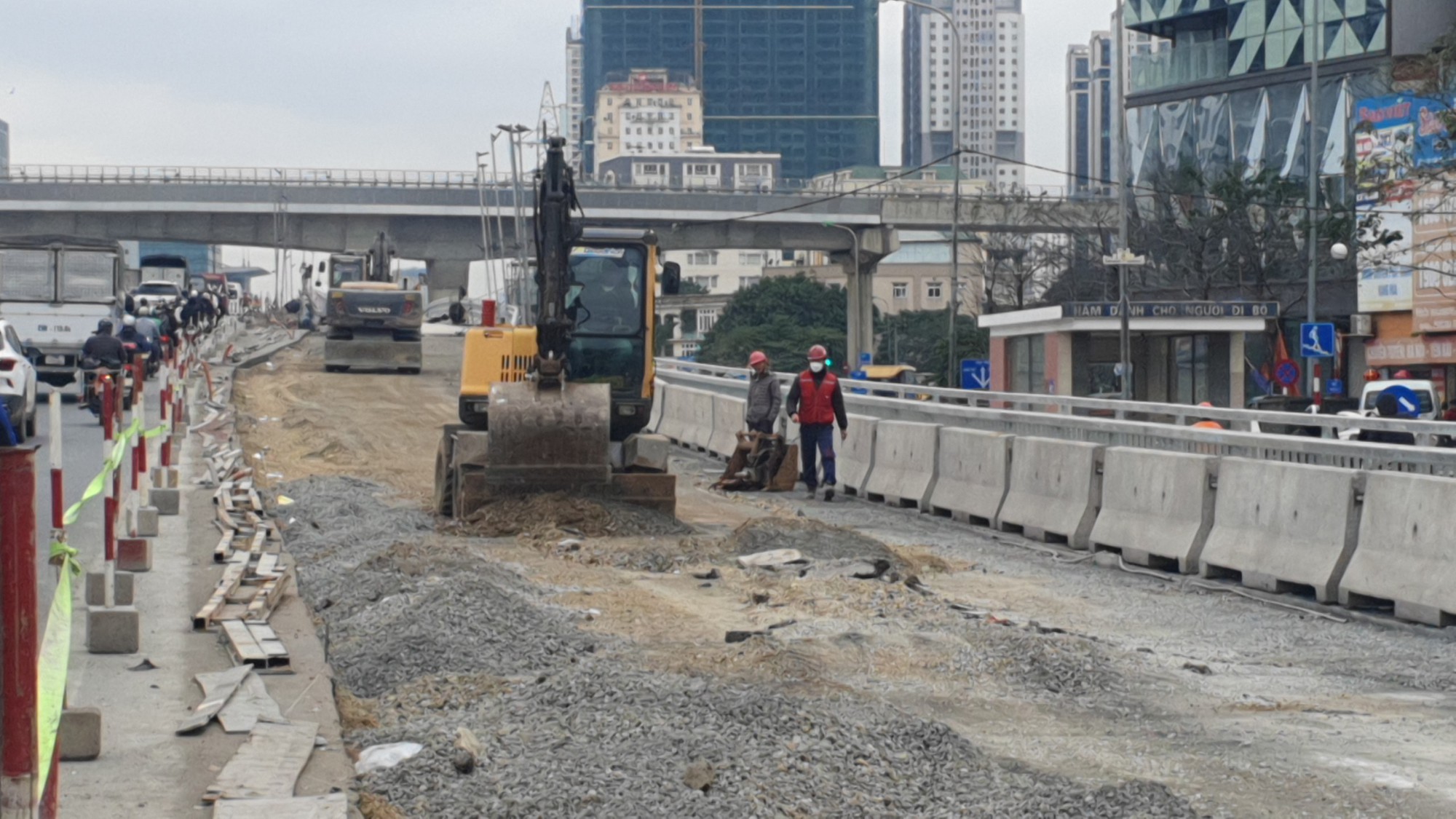 Hà Nội: Người dân chật vật khi đi qua nút 'thắt cổ chai' ở cầu vượt Mai Dịch- Ảnh 21.