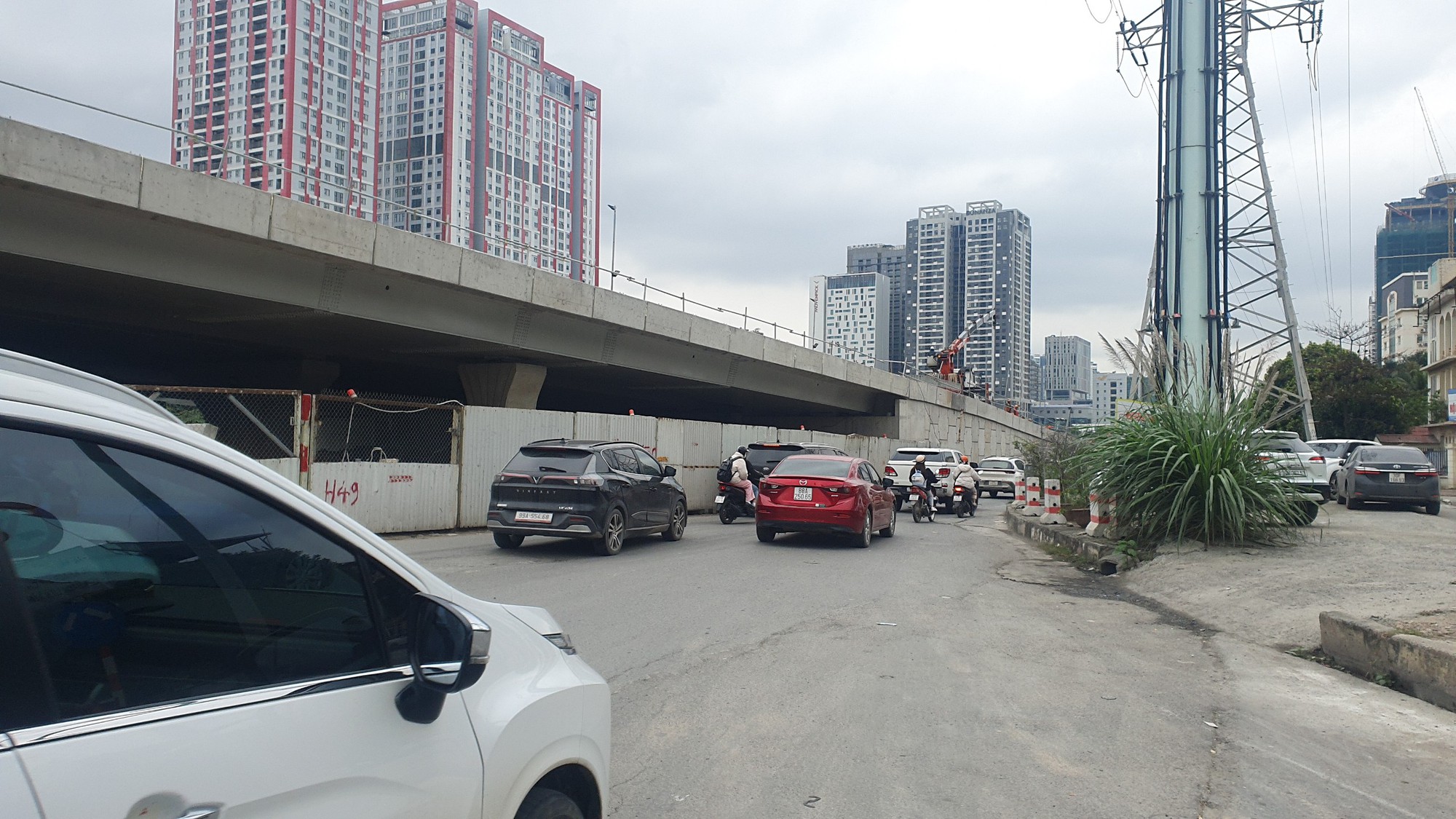 Hà Nội: Người dân chật vật khi đi qua nút 'thắt cổ chai' ở cầu vượt Mai Dịch- Ảnh 9.