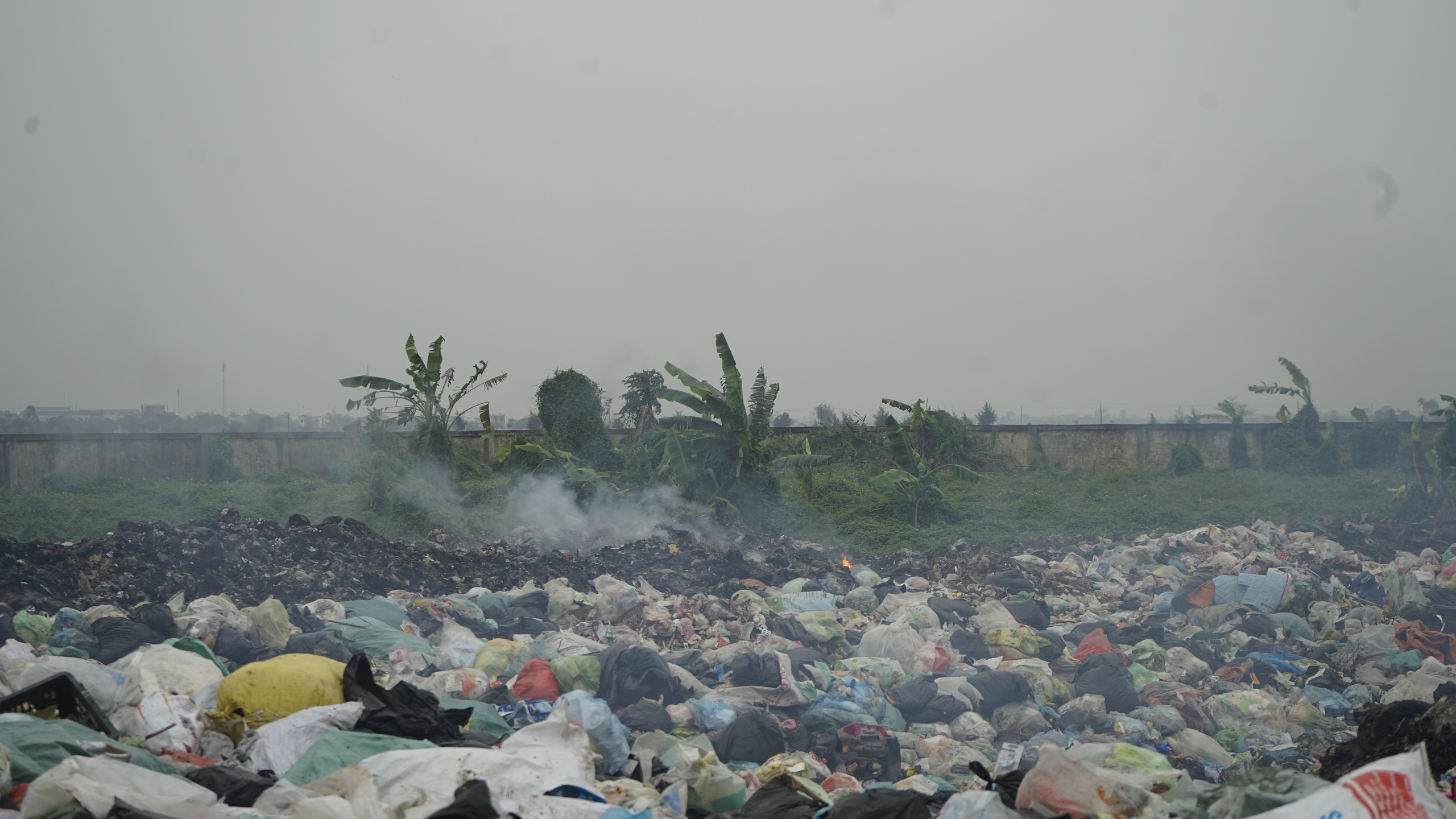 View - Thái Bình: Người dân ‘sống mòn’ vì khói từ bãi rác