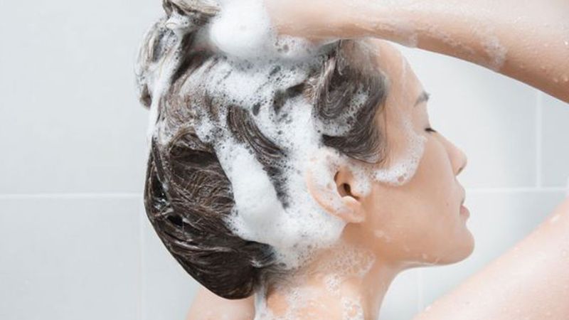 Cần lưu ý nhiệt độ nước và chọn dầu gội phù hợp để bảo vệ tóc sau khi uốn tóc.