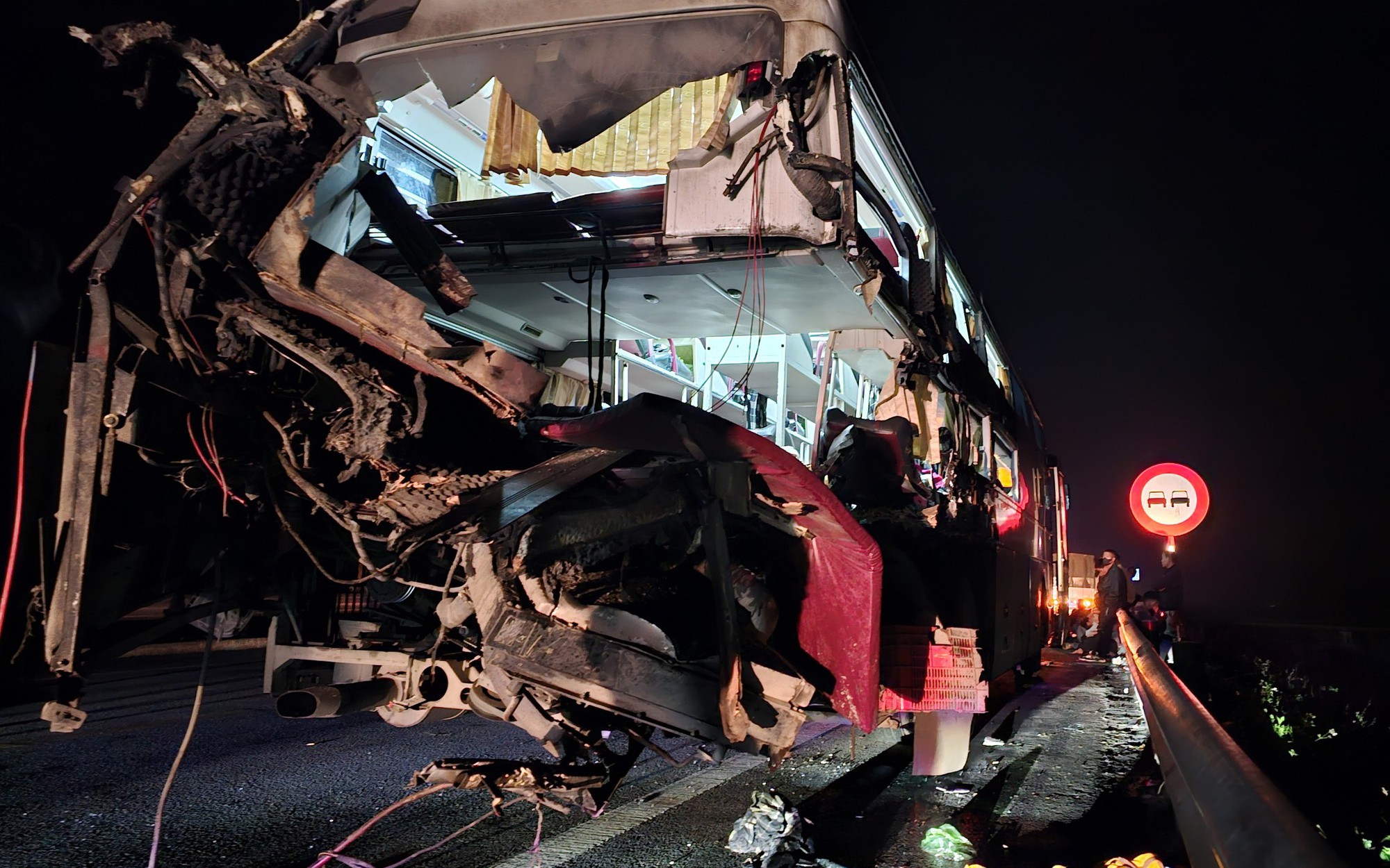 Vì sao liên tiếp xảy ra tai nạn thảm khốc trên cao tốc Cam Lộ - La Sơn?