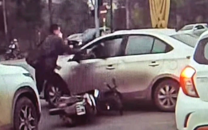 Nam thanh niên dùng mũ bảo hiểm đập vỡ kính ô tô sau va chạm giao thông