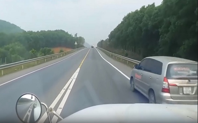 Video thót tim khoảnh khắc ô tô con tạt đầu container trên cao tốc Cam Lộ - La Sơn