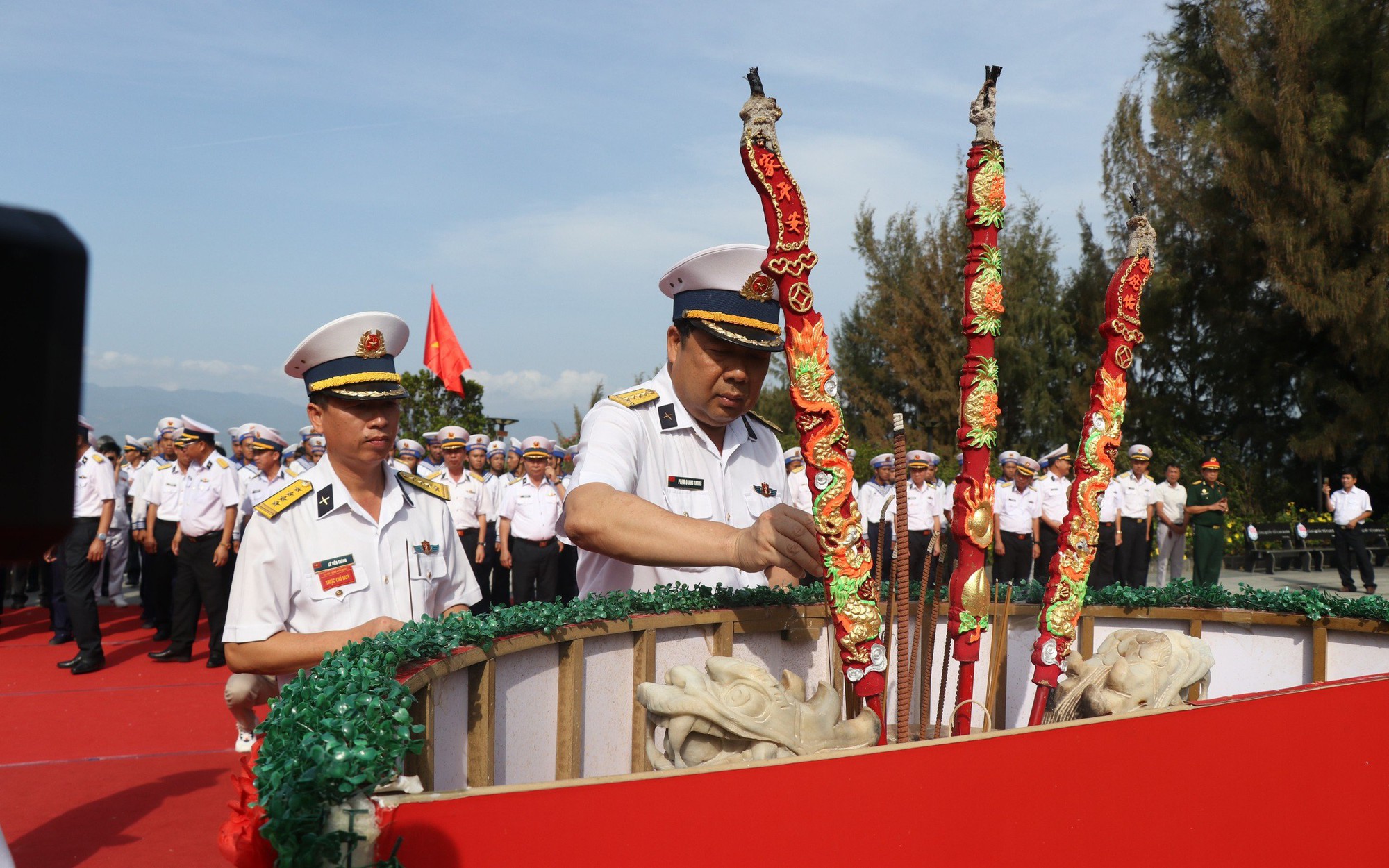 Dâng hương tưởng nhớ các chiến sĩ đã hy sinh ở Gạc Ma