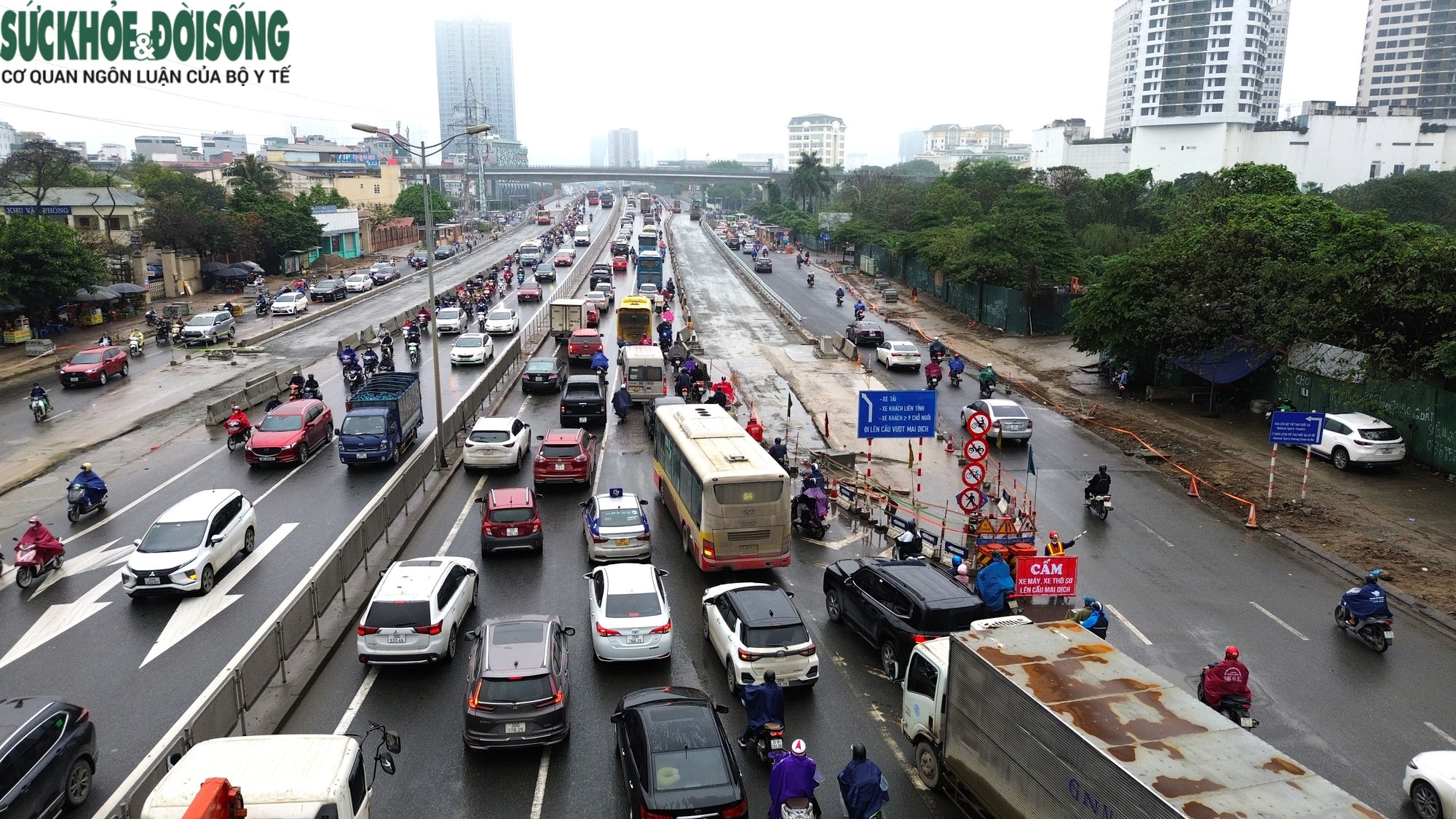 Ngó lơ biển cấm, xe máy 'rồng rắn' đi lên cầu vượt Mai Dịch- Ảnh 7.