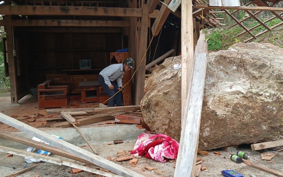 Nổ mìn khai thác đá, tảng đá nặng gần 4 tấn làm sập nhà dân
