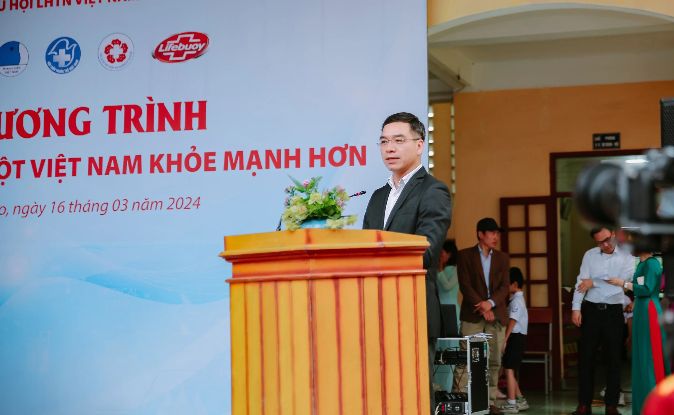 'Khám bệnh vì một Việt Nam khoẻ mạnh hơn' cho gần 1.000 người dân Vĩnh Phong- Ảnh 2.