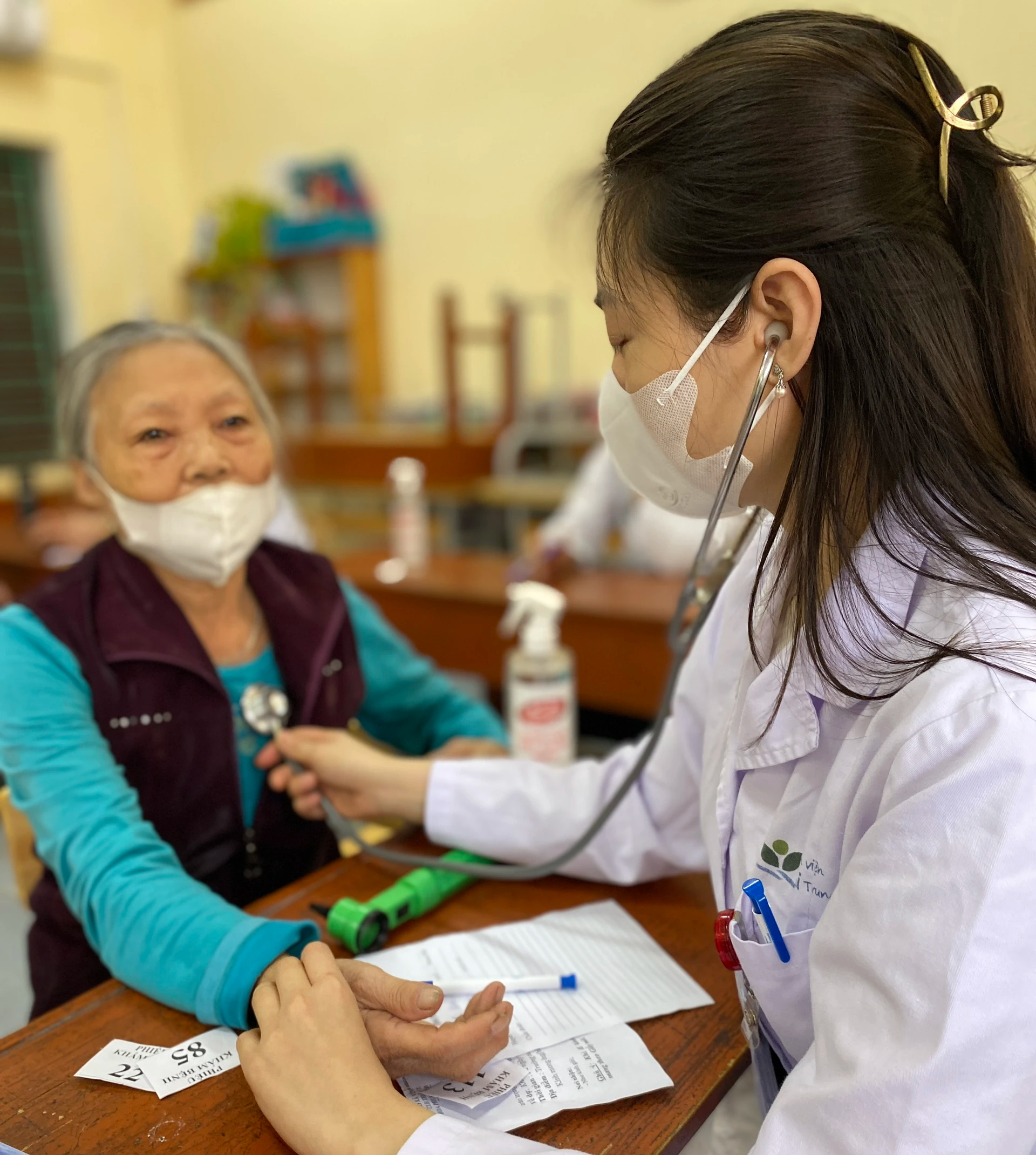 'Khám bệnh vì một Việt Nam khoẻ mạnh hơn' cho gần 1.000 người dân Vĩnh Phong- Ảnh 8.