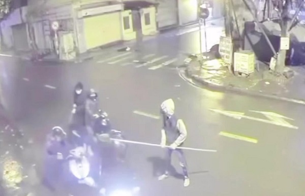 Video nhóm thanh thiếu niên chặn đường cướp tài sản ở quận Hà Đông - Ảnh 1.