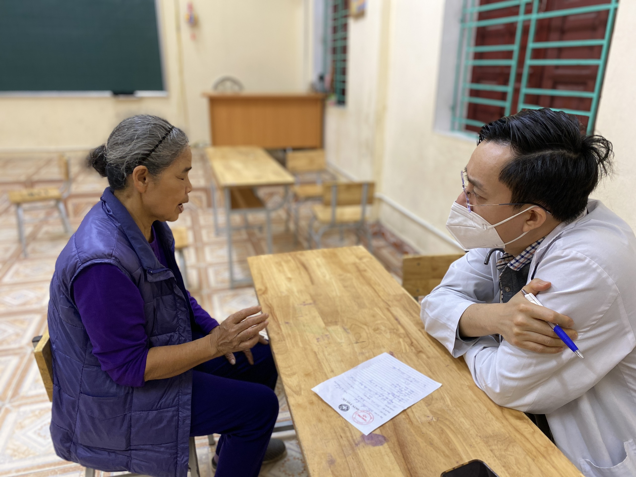 'Khám bệnh vì một Việt Nam khoẻ mạnh hơn' cho gần 1.000 người dân Vĩnh Phong- Ảnh 4.
